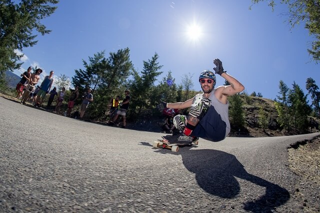 longboard czy deskorolka - zjazd na longboardzie